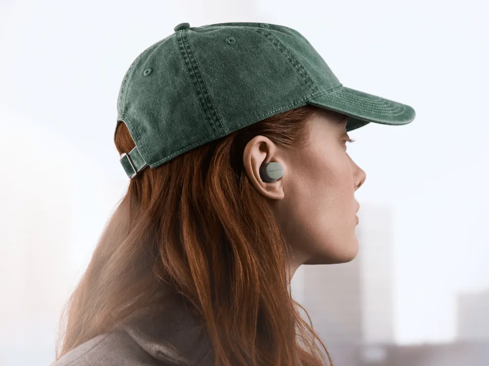 Girl wearing a green hat and earbuds
